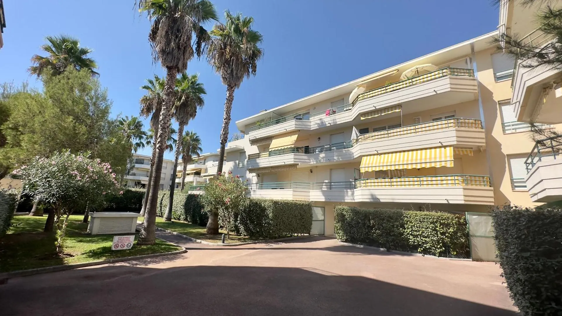 Regent Cote D'Azur Air-Conditioned, Pool, Garden & Parking Villeneuve-Loubet Apartment