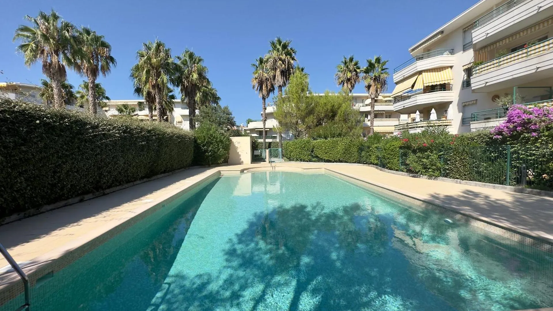 Regent Cote D'Azur Air-Conditioned, Pool, Garden & Parking Villeneuve-Loubet