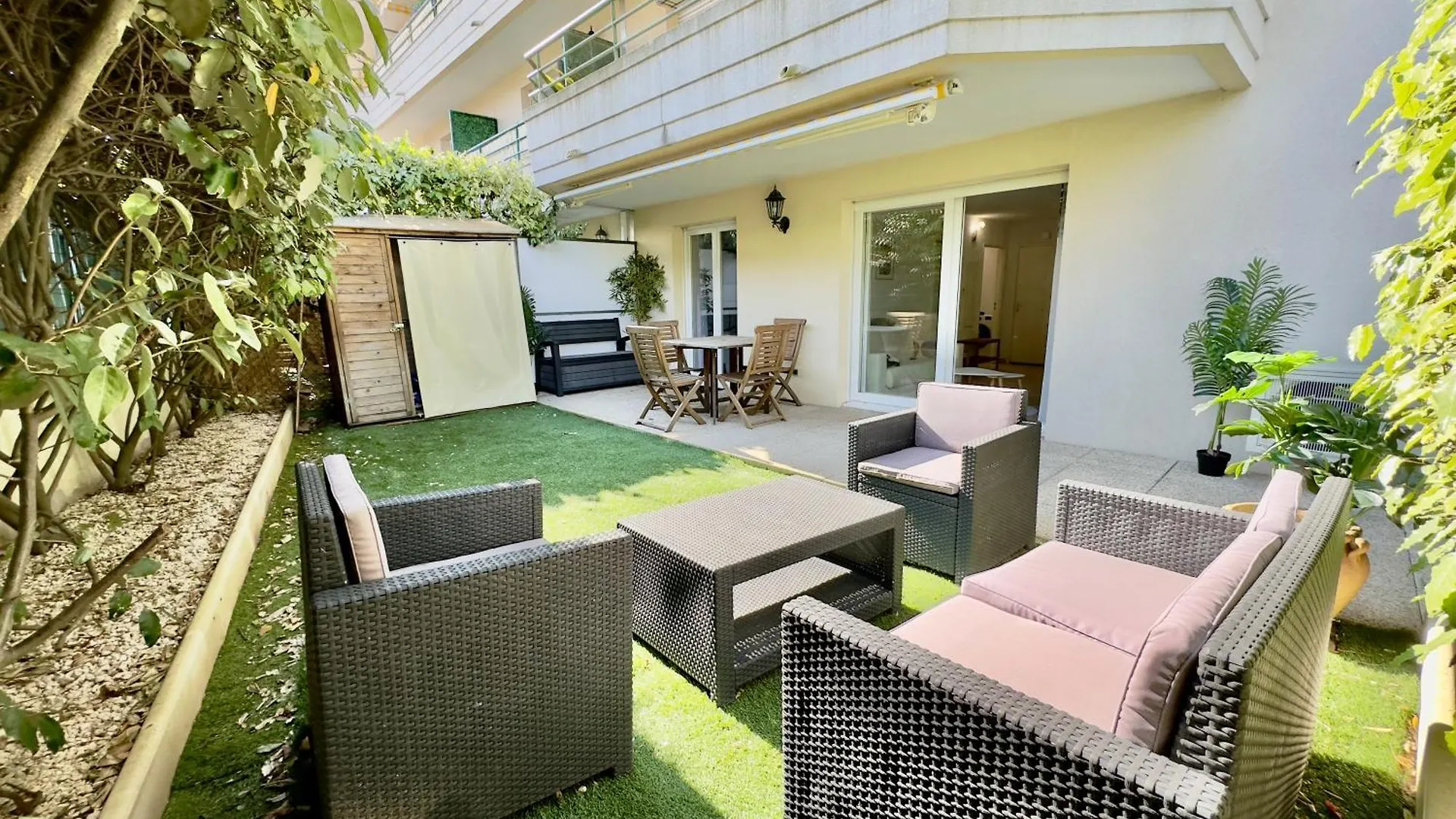 Regent Cote D'Azur Air-Conditioned, Pool, Garden & Parking Villeneuve-Loubet Apartment