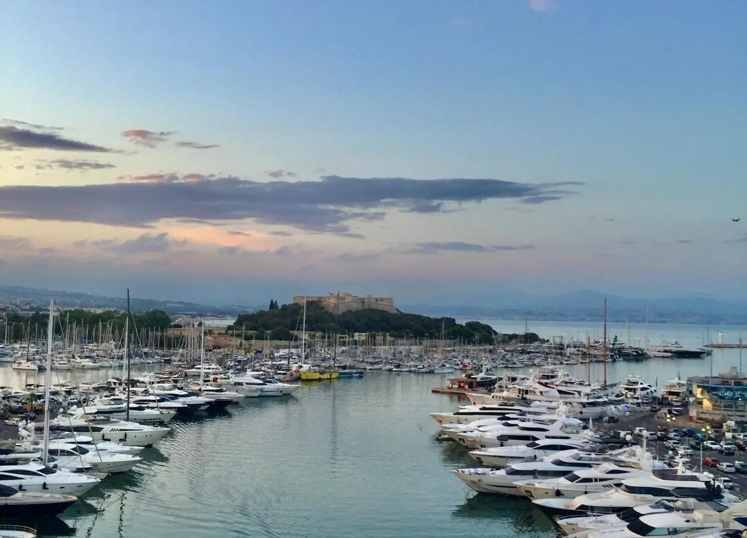 Regent Cote D'Azur Air-Conditioned, Pool, Garden & Parking Villeneuve-Loubet Apartment